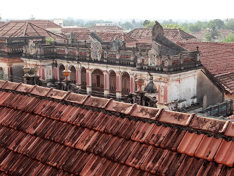 Vue du haut d'un toit sur un vieux palais