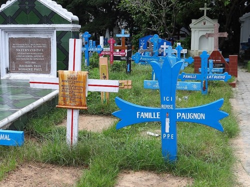 Pondichéry croix bleues dans un cimetière