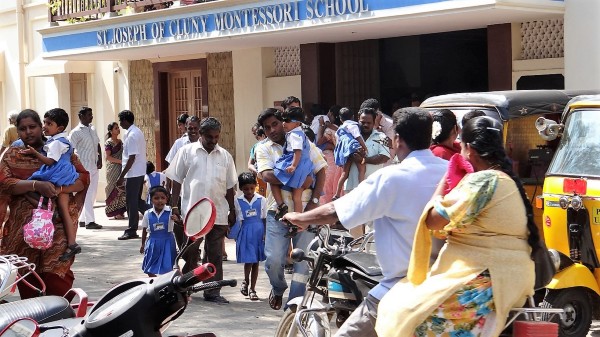 Pondichéry des parents qui viennent chercher leur enfant à la sortie d'école