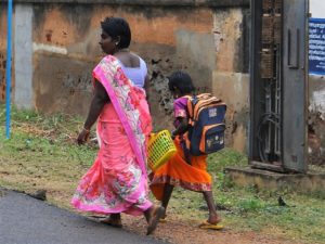 Inde du sud écolière et sa Mère en train de marcher