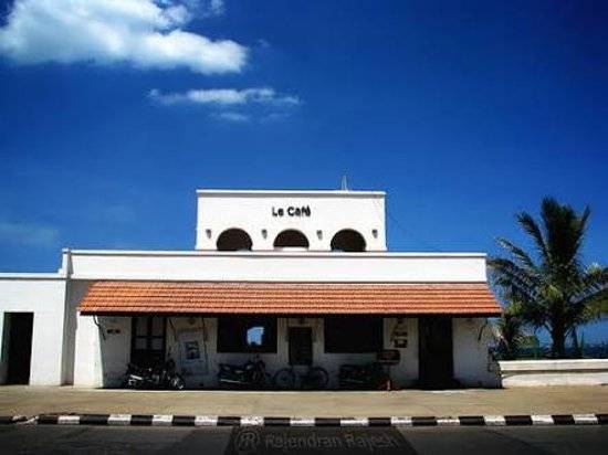 Pondichéry bâtiment sur fond de ciel bleu