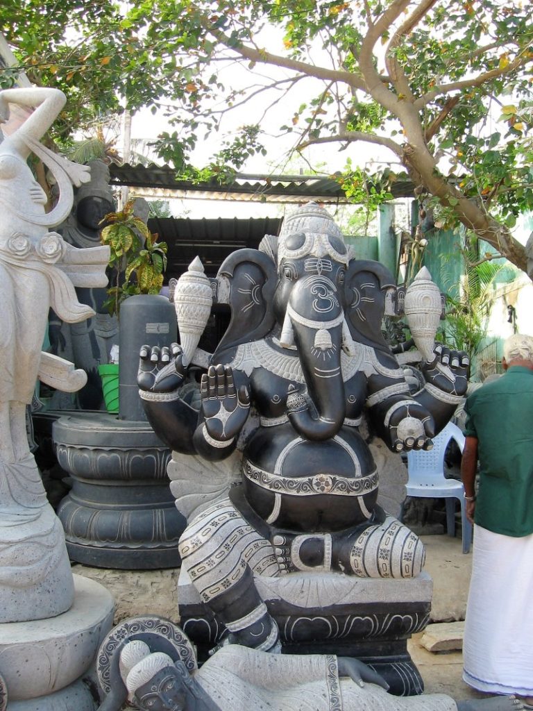 Sculpture du dieu Ganesh en granit noir