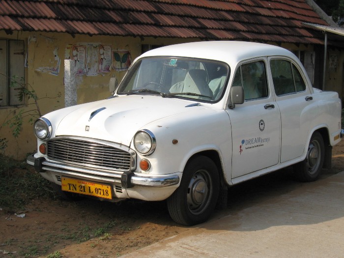 Inde vieille voiture de marque Ambassador