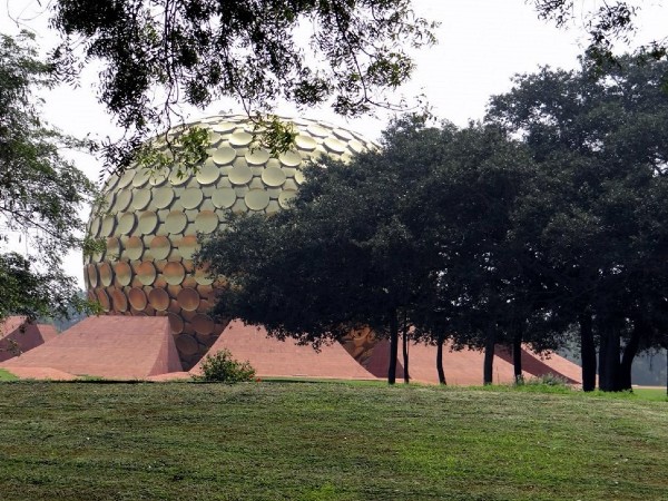 Pondichéry immense sphère dorée dans un jardin