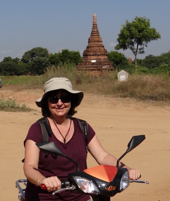 Inde touriste au chapeau sur un scooter