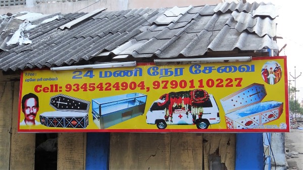 Inde pancarte avec des photos de cercueils