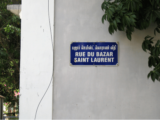 Pondichéry plaque de rue dont le nom est en tamoul et français