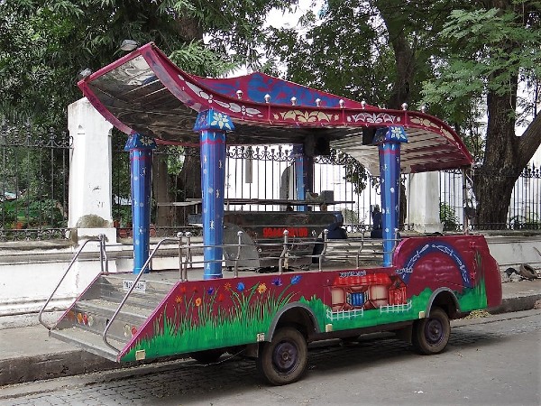 Inde véhicule peint avec des fleurs