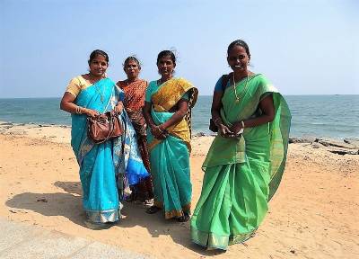 4 femmes indiennes en sari sur une plage