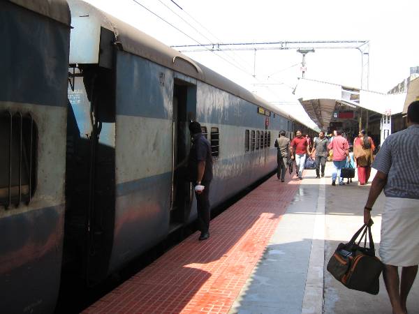 Personnes qui montent dans un train