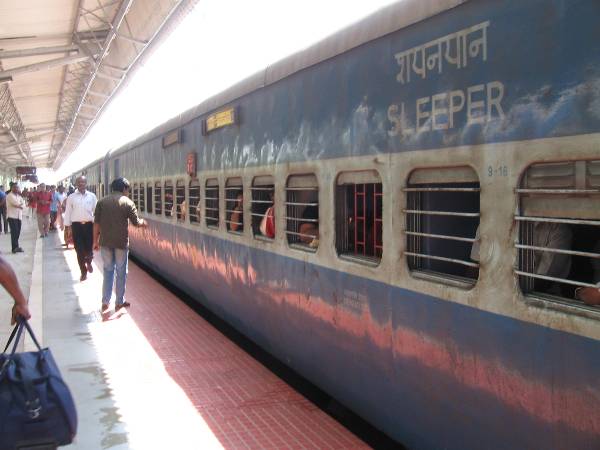 Trains indien sur un quai de gare