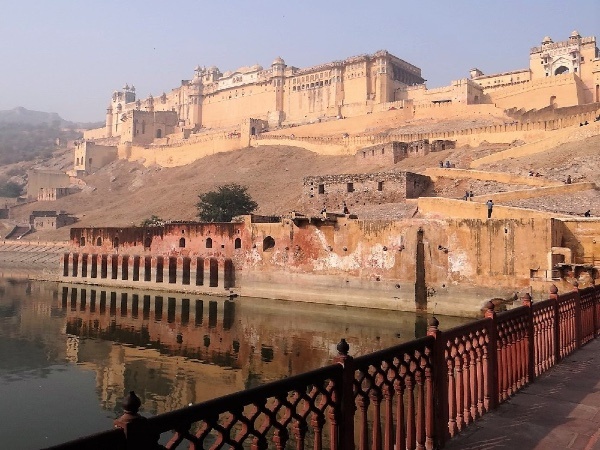 Rajasthan Citadelle ocre en heur d'une montagne