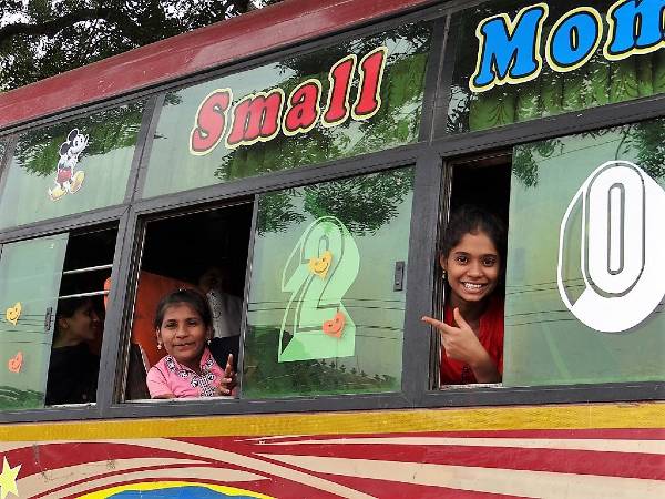 2 filles à une fenêtre de bus