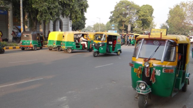 A New Delhi attroupement de triporteurs verts et jaunes