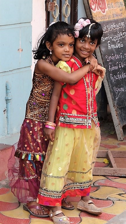 Pondichéry 2 petites filles qui se font un câlin
