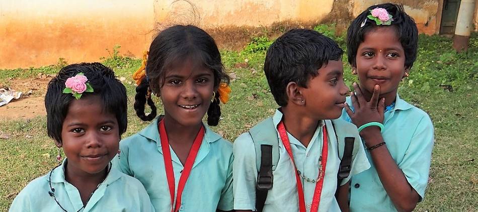 Chetinad 4 écolières indiennes en uniforme