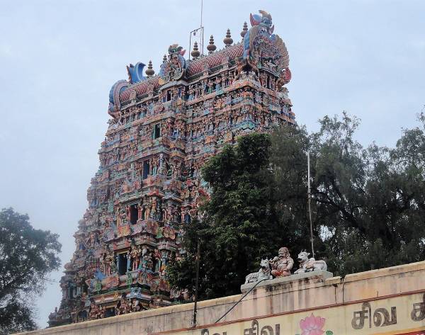 Inde du sud tour habillée de millier de statuettes colorées