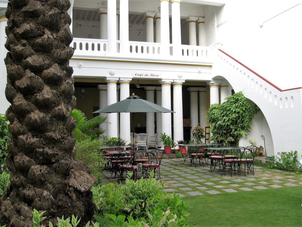 Pondichéry maison coloniale avec colonnes sur jardin