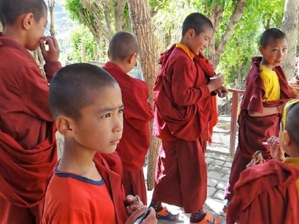 Ladakh enfants moines en tenue rouge