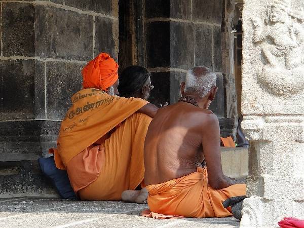 Inde du sud 2 hommes de dos assis par terre