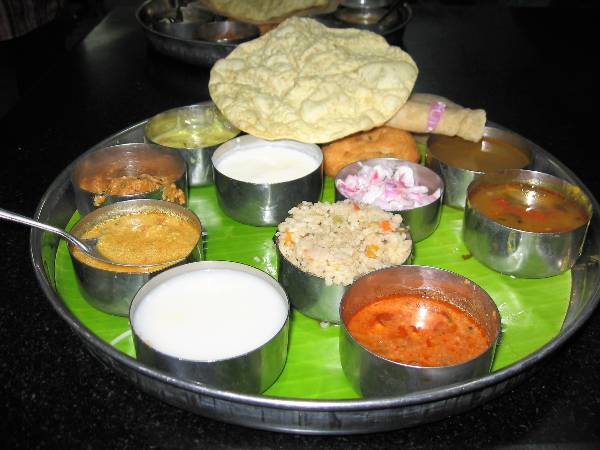 Plateau avec des petits pots de nourriture indienne