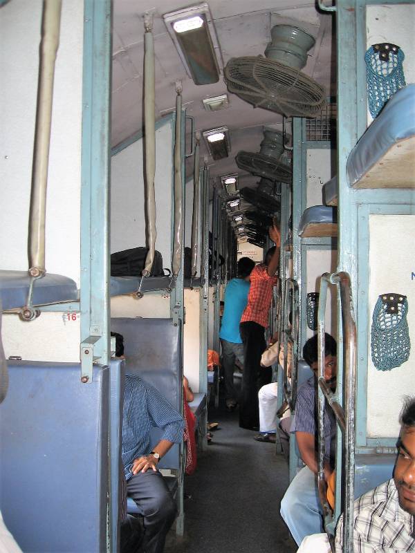 Intérieur d'un wagon d'un train en Inde