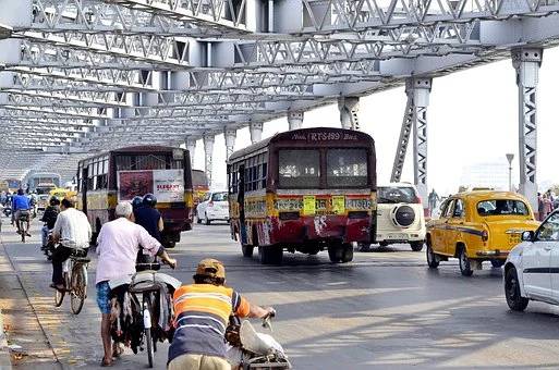 Inde scène de circulation sur un pont avec des vélos et des bus