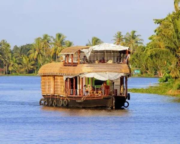 Kérala bateau hôtel voguant sur un canal