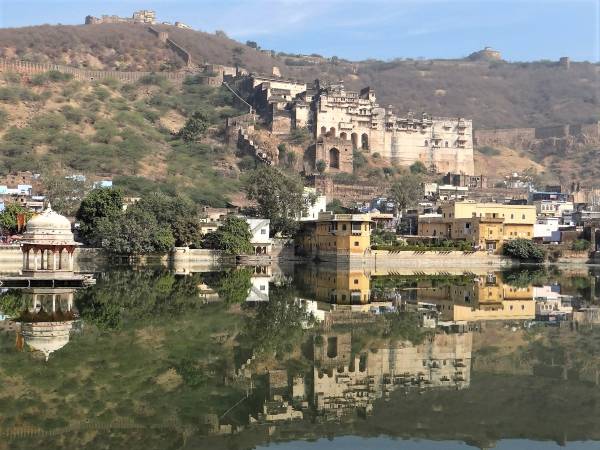 Rajasthan citadelle se reflétant dans un lac