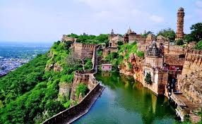 Chittogarh citadelle sur un bassin en haut d'une colline