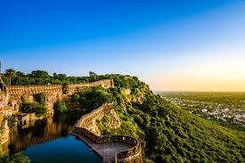 Vue d'avion d'une citadelle sur une colline