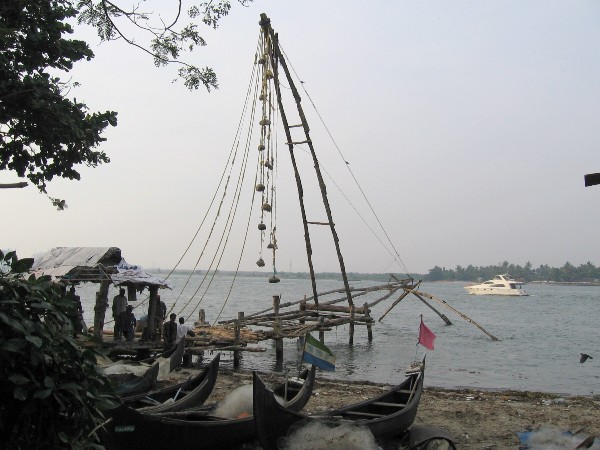 Kérala à Cochin mats avec des contre-poids pour pêcher