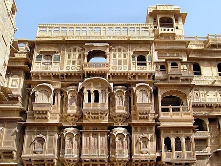 Rajasthan façade de maison en pierres ocres ciselées