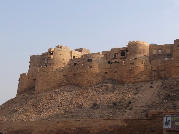 Rajasthan Vue d'une forteresse aux tours ocres