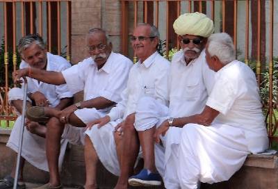 Vieux hommes papotant sur un banc