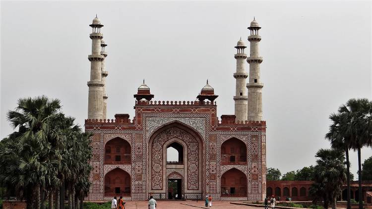 Inde Mausolée en grès rouge à 4 minarets