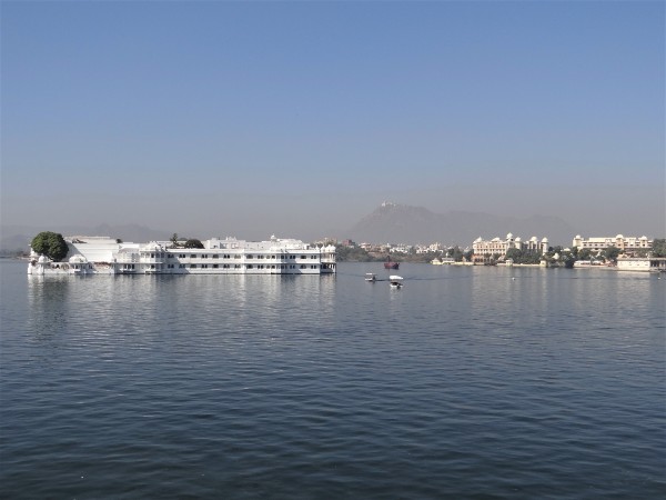 Lac d'Udaïpur avec hôtel blanc au milieu