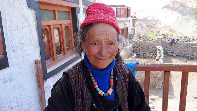 Ladakh visage d'une vieille femme souriante avec collier et bonnet traditionnel