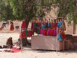 Inde Rajasthan femme qui vend des marionnettes sous un arbre