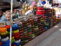 Inde étal de bracelets multicolors