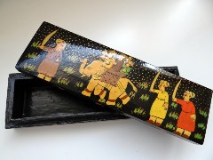 Inde boite rectangle noire avec scène de chasse en peinture