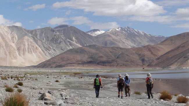 Ladakh marcheurs devant des montagnes