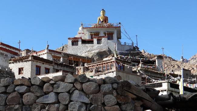 Ladakh statue de bouddha au-dessus de vieilles maisons