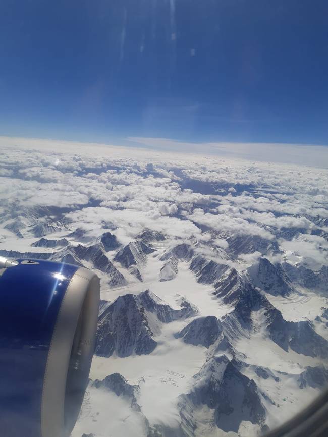 Inde vue d'un hublot d'avion sur mer de nuages