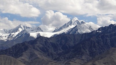 Haute montagne enneigée avec au premier plan une montagne sans neige