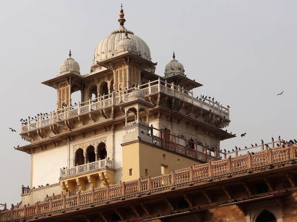 Inde clocher avec dômes et des pigeons