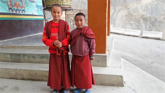 Ladakh 2 enfants moines en robe rouge regardant l'objectif