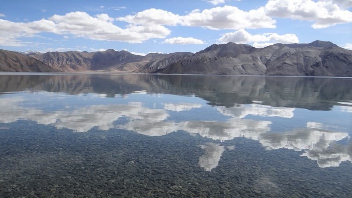 Ladakh montagnes se reflétant dans le lac