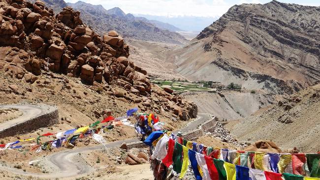 Ladakh Drapeaux de prière multicolors dans le vent sur fond de montagnes