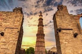 Ruines et minaret en pierre d'un site touristique